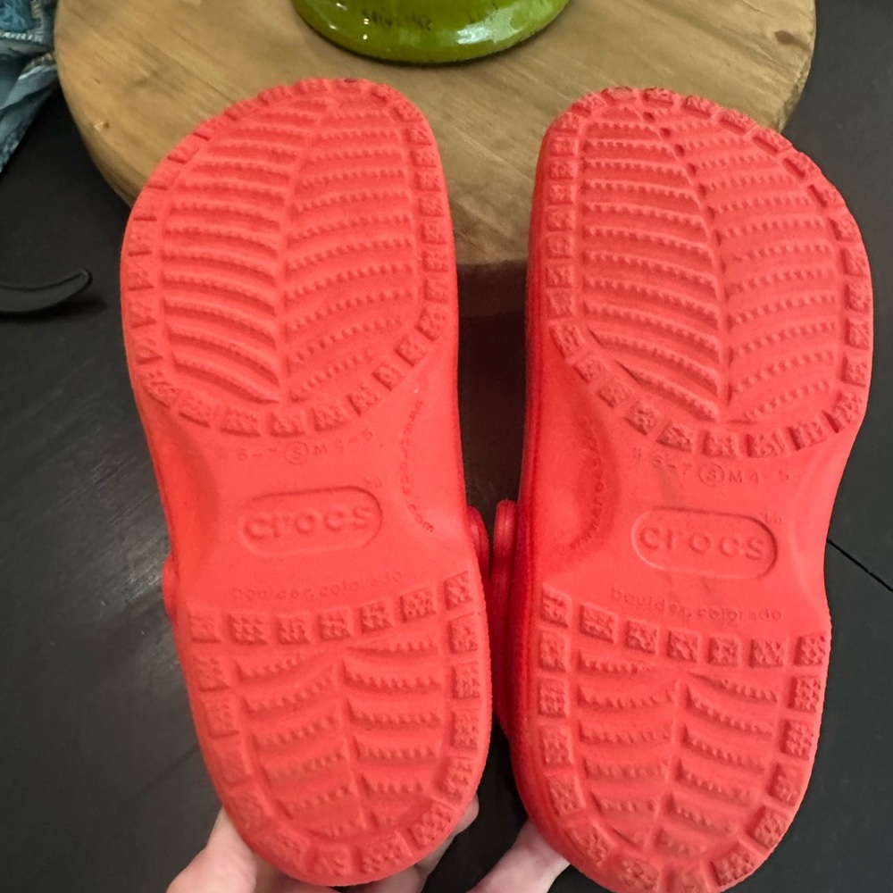 Red crocs - Picture 5 of 14